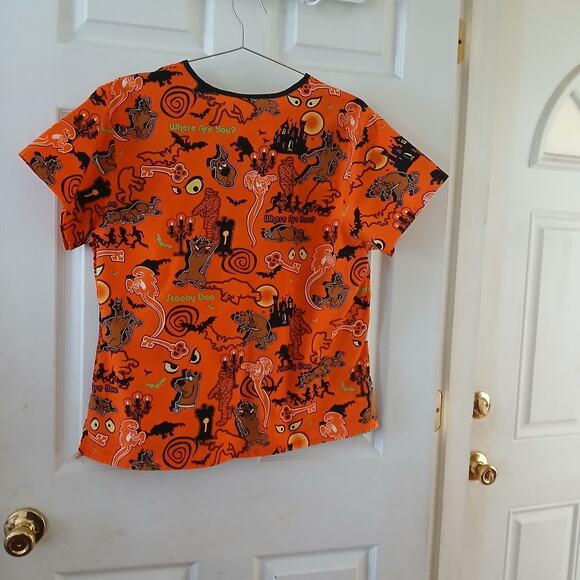 Scooby-Doo Scrub Top Women M Orange Halloween Holiday Medical Uniform Nursing - Picture 3 of 13